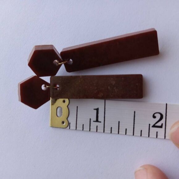 Brown resin bar and stud earrings - Picture 3 of 3